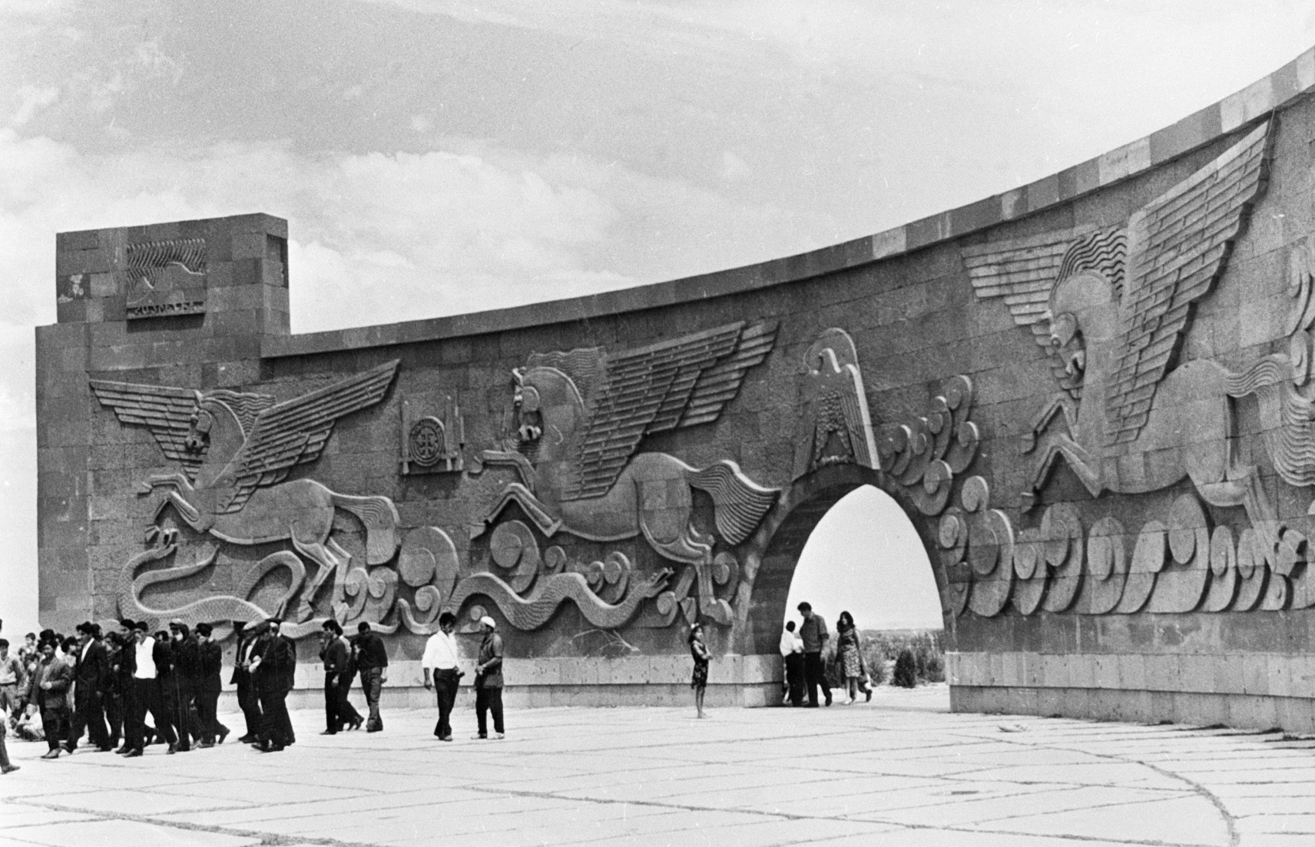 Стена Победы в архитектурном комплексе "Сардарабадская битва", посвященная победе русского и армянского народов над младотурками в 1918 году
