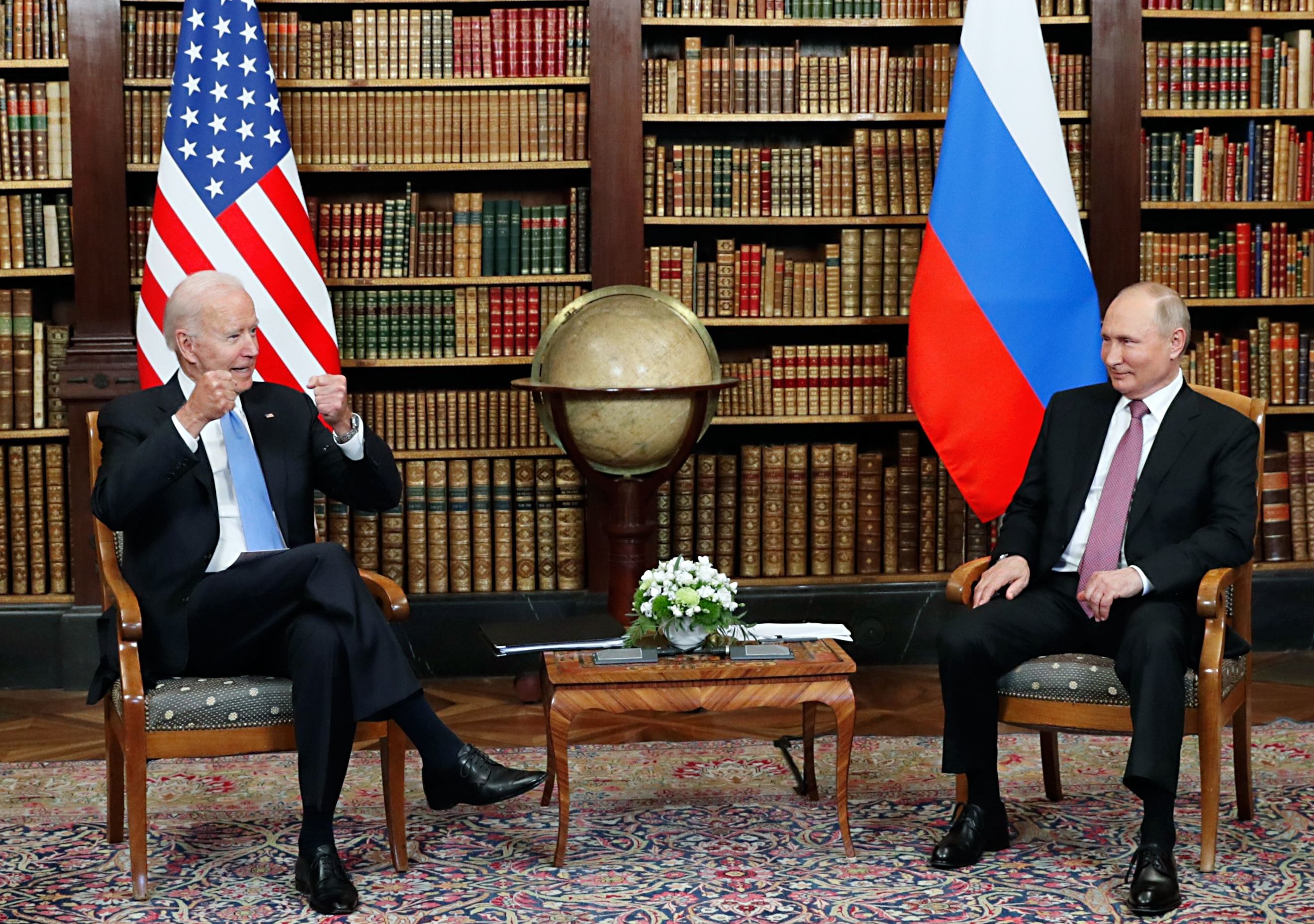 Президент РФ Владимир Путин и президент США Джо Байден (второй слева) во время встречи в Женеве, 16 июня 2021