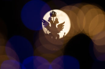 Двуглавый орел на фоне луны в Москве