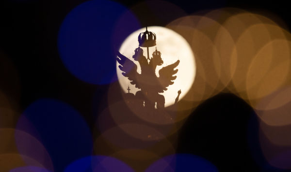 Двуглавый орел на фоне луны в Москве
