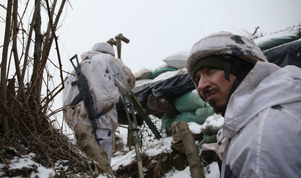 Солдаты Вооруженных сил Украины в окопах около линии фронта в Донбассе