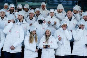 Группа латвийских спортсменов зимних Олимпийских игр в Пекине 2022 в аэропорту Риги