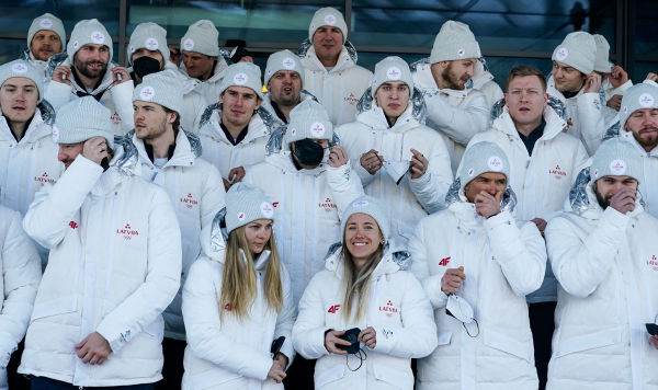 Группа латвийских спортсменов зимних Олимпийских игр в Пекине 2022 в аэропорту Риги