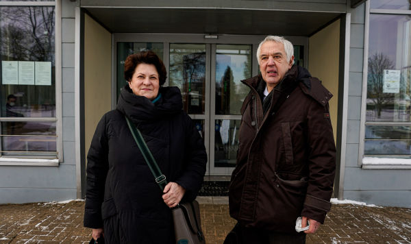 Правозащитник Александр Гапоненко и адвокат Имма Янсоне у здания Видземского суда в Риге, 3 февраля 2022