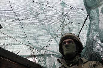 Украинский солдат в окопе около города Марьинка Донецкой области