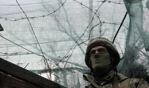 Украинский солдат в окопе около города Марьинка Донецкой области