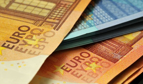Фрагменты банкнот евро