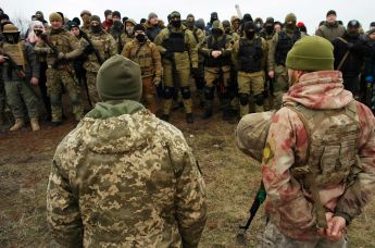 Участники и инструкторы во время учений территориальной обороны на территории Мемориала 412-й батареи в Одессе