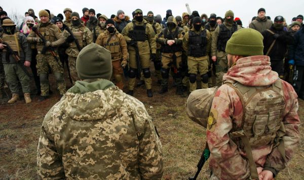 Участники и инструкторы во время учений территориальной обороны на территории Мемориала 412-й батареи в Одессе