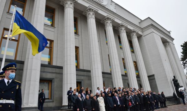 Депутаты Верховной рады Украины слушают государственный гимн у здания парламента