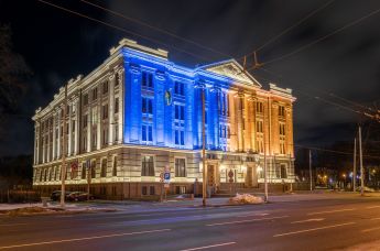 Здание МИД Латвии в цветах украинского флага