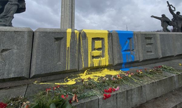Желто-синяя краска на памятнике освободителям Риги от немецко-фашистских захватчиков, 25 февраля 2022