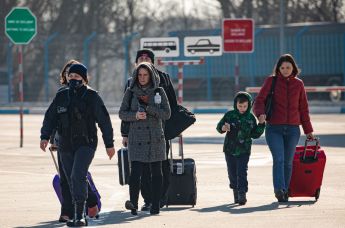Жители Украины проходят молдавско-украинскую границу через КПП Паланка