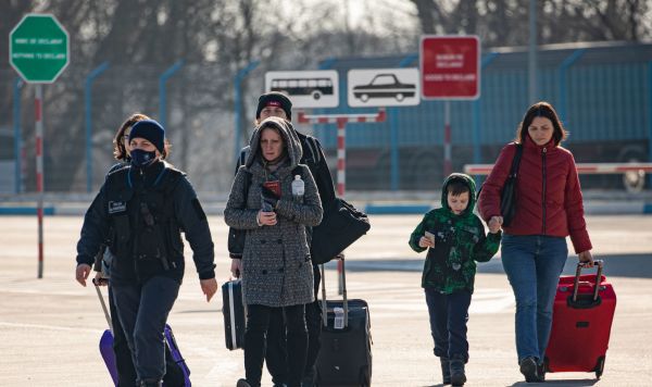 Жители Украины проходят молдавско-украинскую границу через КПП Паланка