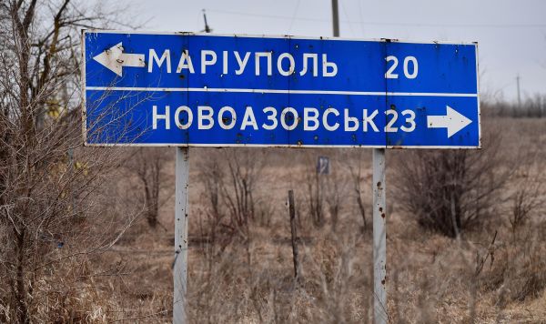 Дорожный знак в районе села Широкино в ДНР.