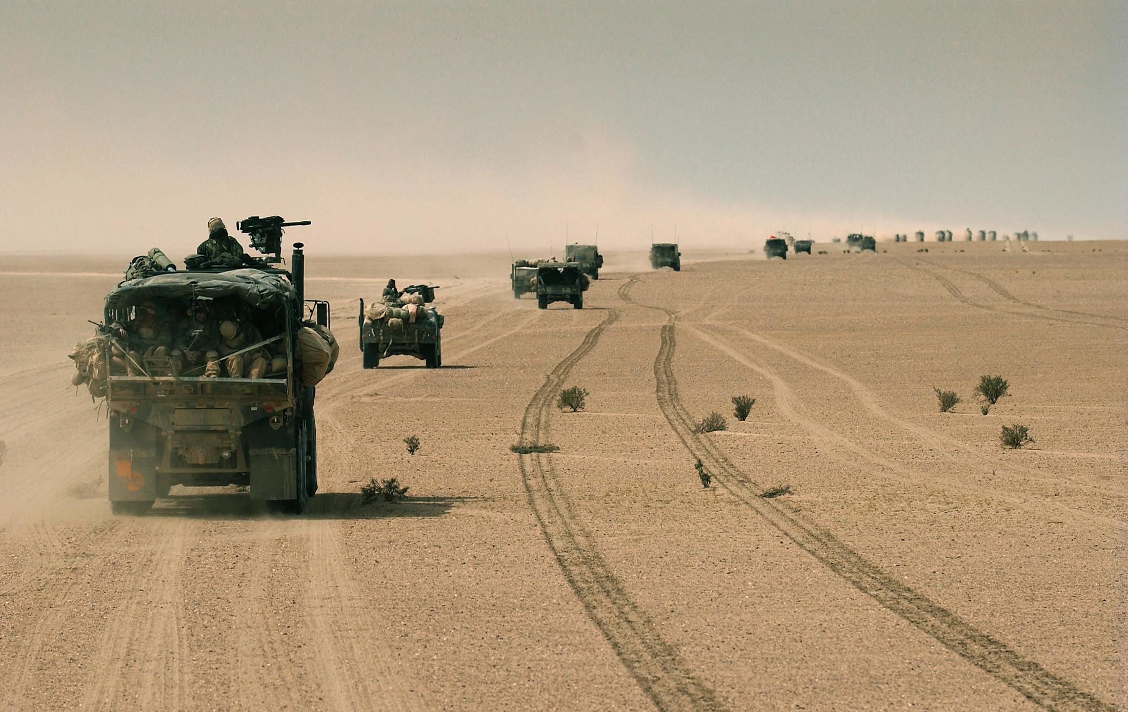 Колонны морских пехотинцев и 3-й пехотной дивизии США движутся через пустыню на север Ирака, 22 марта 2003