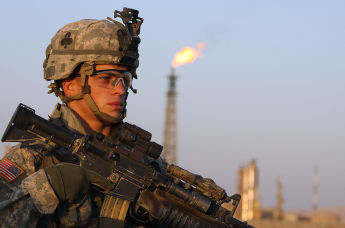Солдат армии США дежурит около Иракского нефтеперерабатывающего завода, 10 ноября 2007