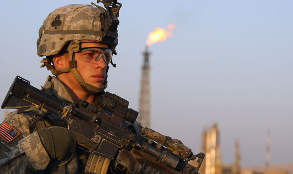 Солдат армии США дежурит около Иракского нефтеперерабатывающего завода, 10 ноября 2007