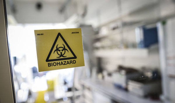 Наклейка "биологическая опасность" на двери лаборатории