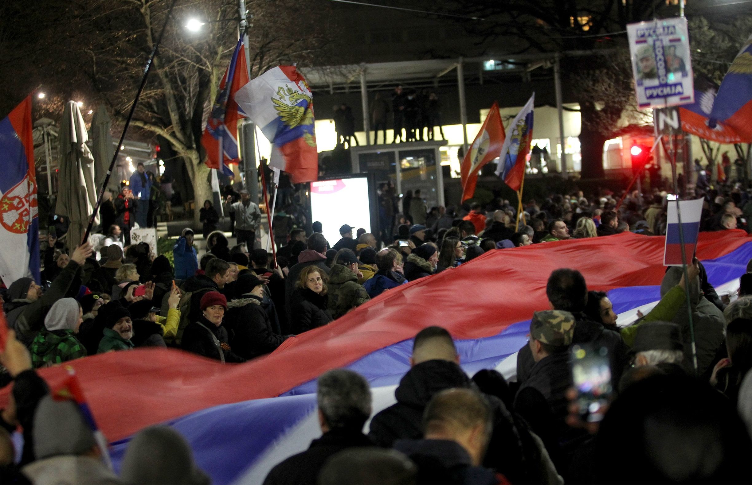 Участники народного митинга в поддержку России в Белграде