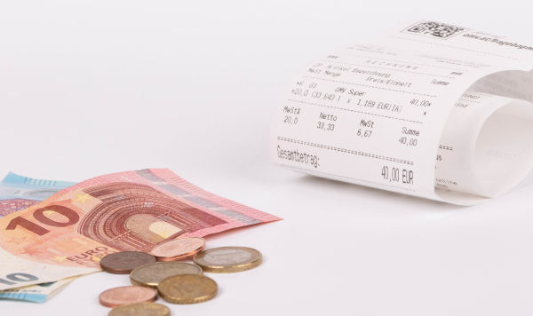 Кассовый чек, купюры и монеты евро