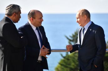Президент РФ Владимир Путин и премьер-министр Израиля Нафтали Беннет (второй слева) во время встречи в Сочи,  22 октября 2022