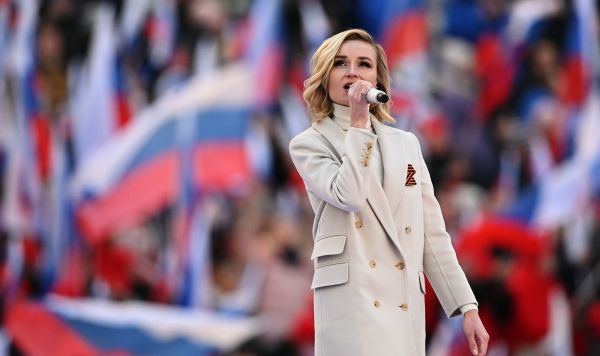 Певица Полина Гагарина выступает на митинге-концерте в "Лужниках", посвященном воссоединению Крыма с Россией, 18 марта 2022