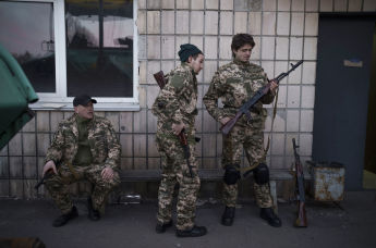 Гражданские добровольцы в тренировочном лагере Украинских территориальных сил обороны