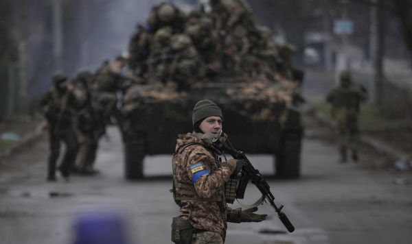 Украинский военнослужащий в Буче, 2 апреля 2022