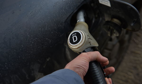 Заправка автомобиля дизельным топливом