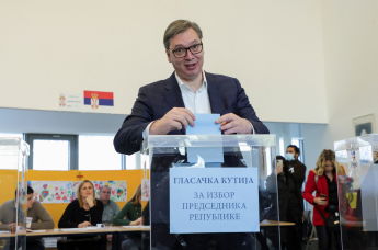 Президент Сербии Александр Вучич голосует на выборах главы государства и депутатов парламента Сербии на одном из избирательных участков в Белграде, 3 апреля 2022