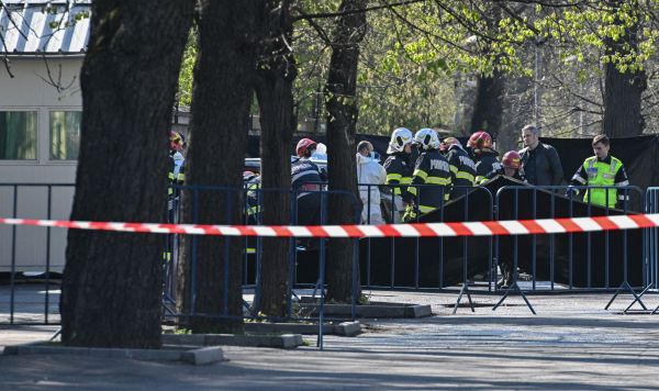 Сотрудники полиции, пожарной службы на месте инцидента с автомобилем у посольства России в Бухаресте, Румыния, 6 апреля 2022
