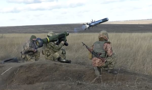 Украинские военные используют пусковую установку с американскими ракетами Javelin