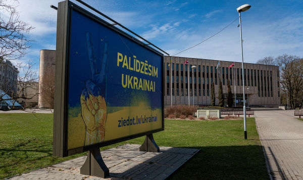 Плакат в поддержку Украины у здания Рижского дома конгрессов, в котором расположен центр поддержки граждан Украины