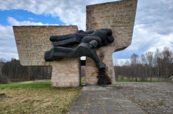Подожжённый памятник на братском воинском захоронении в Валмиере, Латвия
