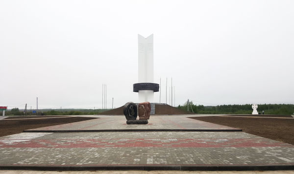 Монумент "Три сестры" на стыке границ Белоруссии, России и Украины