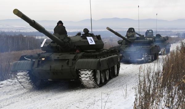 Танки Т-62 (на первом плане) и Т-80 во время показательного выезда на Центральной базе хранения бронетанковой техники Восточного военного округа в Приморском крае