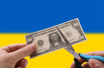 Купюра доллара на фоне Украинского флага