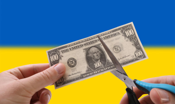 Купюра доллара на фоне Украинского флага