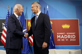 Президент США Джо Байден (слева) и Генеральный секретарь НАТО Йенс Столтенберг во время саммита НАТО в Мадриде, Испания, 29 июня 2022