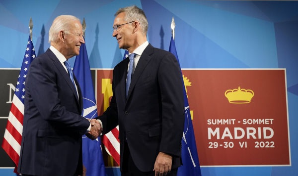 Президент США Джо Байден (слева) и Генеральный секретарь НАТО Йенс Столтенберг во время саммита НАТО в Мадриде, Испания, 29 июня 2022
