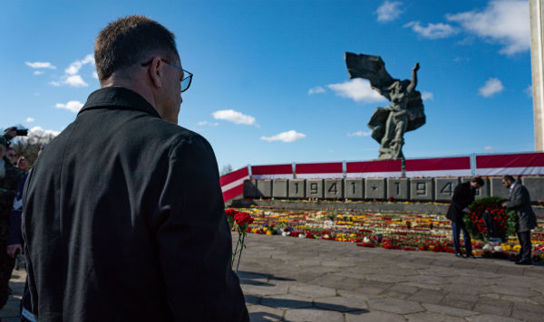 памятнику Освободителям в Парке Победы в Риге