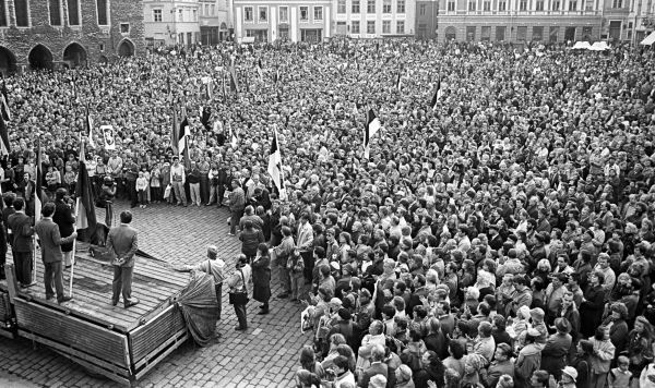 Митинг под девизом "Балтийский путь" на Ратушной площади Таллина, 23 августа 1989 года