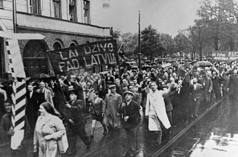 Демонстранты, идущие по улицам Риги, несут транспаранты с надписью "Да здравствует Советская Латвия", 1940 год