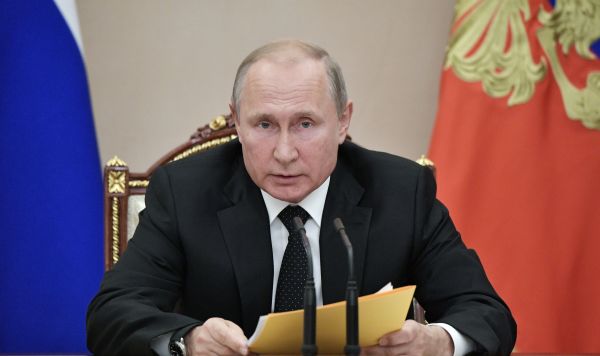 Президент РФ Владимир Путин проводит совещание с постоянными членами Совета безопасности РФ.
