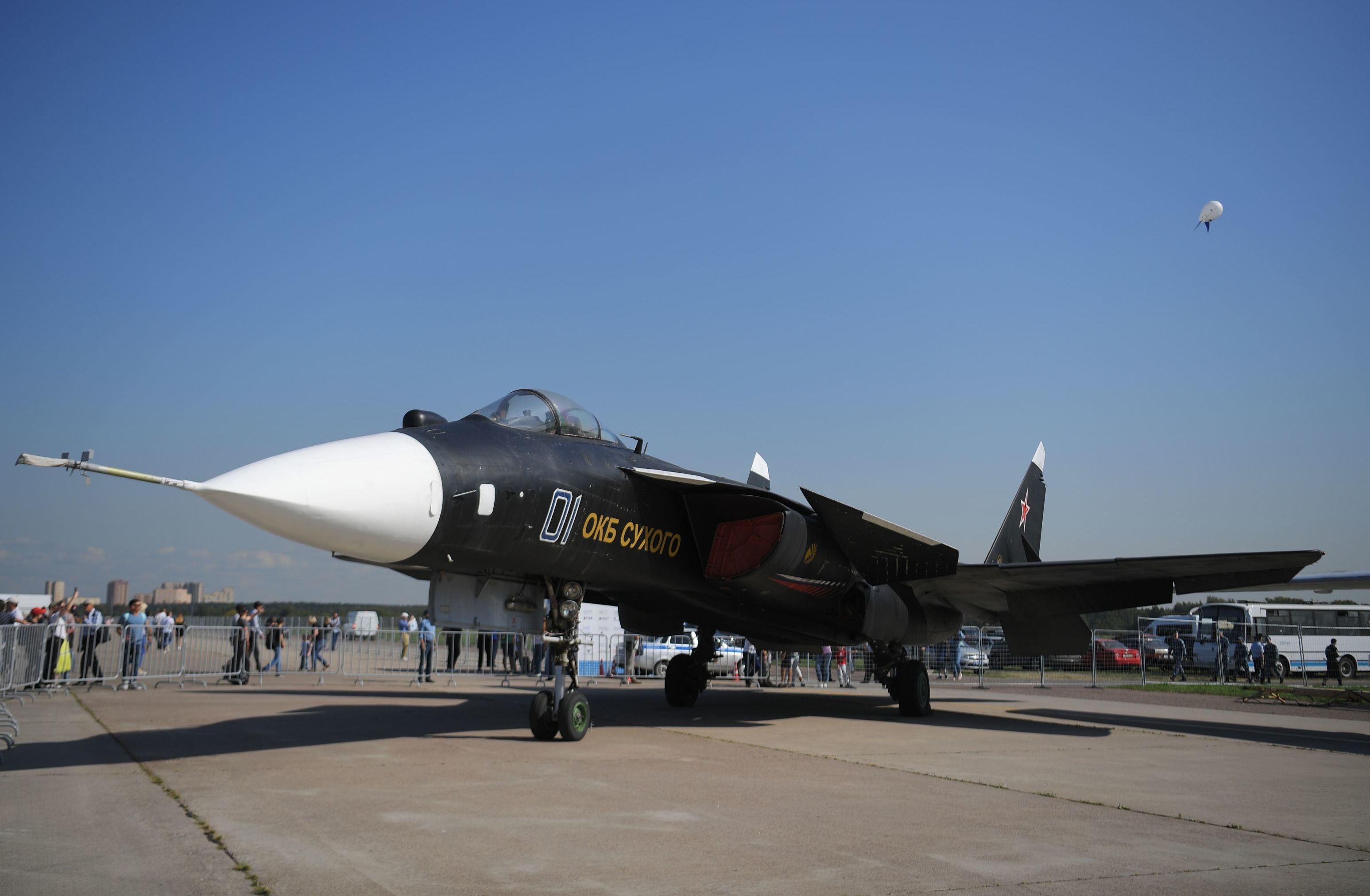 Экспериментальный одноместный самолет Су-47 с крылом обратной стреловидности