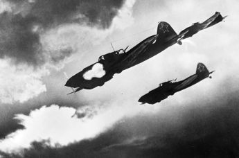 Советские летчики на самолетах ИЛ-2 атакуют колонну противника. Курская дуга