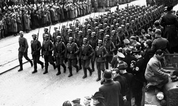 Немецкие солдаты идут по улице Праги, октябрь 1938 года