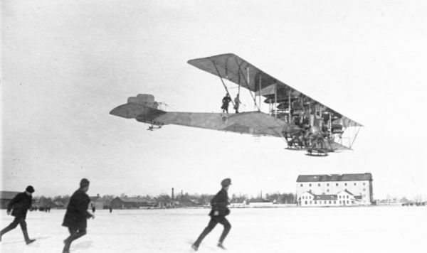 Репродукция фотографии пробного полета аэроплана "Ильи Муромца", построенного на Русско-Балтийском вагонном заводе от 1913 года.