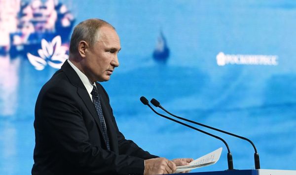 Президент РФ Владимир Путин выступает на пленарном заседании V Восточного экономического форума во Владивостоке